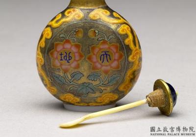 图片[2]-Glass-body painted enamel snuff bottle with auspicious characters for “Longevity of the Heavens and Earth” on a gold background, Qing dynasty, Qianlong reign (1736-1795)-China Archive